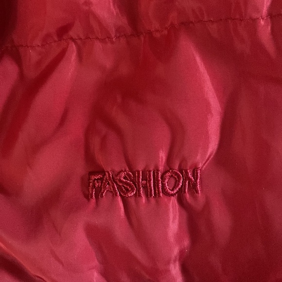 Red puffy vest, unknown brand - Picture 2 of 3